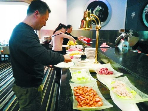 在一家飯店內，原本是輔助業(yè)務的小火鍋則成了現(xiàn)在飯店的重要業(yè)務。